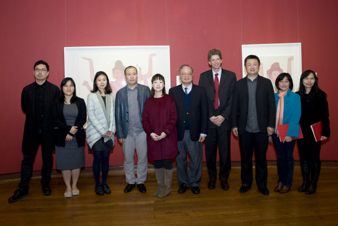 展覽開幕剪綵嘉賓：  （從左至右）  參展藝術家孫浩  香港大學美術博物館副館長吳秀華博士  參展藝術家李威  中央美術學院中國畫學院副院長劉慶和教授  參展藝術家祝錚鳴  香港大學專業進修學院院長及香港大學饒宗頤學術館館長李焯芬教授  香港大學美術博物館總監羅諾德博士  中央美術學院教授趙力教授  獨立策展人丁穎茵博士  香港理工大學通識教育講師霍少霞博士