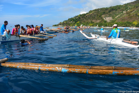 Tourists and feeder boat in Tan-awan, Oslob ©Inga Conti-Jerpe.