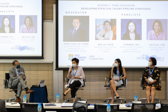 港大經管學院MBA就業發展及培訓部於今日舉辦人力資源領袖論壇 (HR Leaders Forum)，並邀得20多位出色的講者分享真知灼見。港大經管學院副院長（碩士課程）房育輝教授（左一）主持今日其中一個的討論環節。