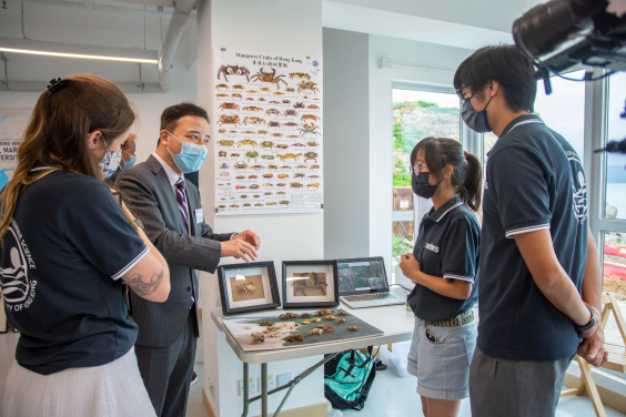 圖五、港大校長張翔教授在生物多樣性中心與研究員交流。
 