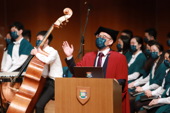 Professor Samson Tse, HKU Dean of Student Affairs,  introdcues campus life to students
 