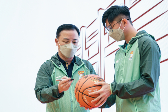 Professor Xiang Zhang autographed the basketball to commemorate the meaningful day.