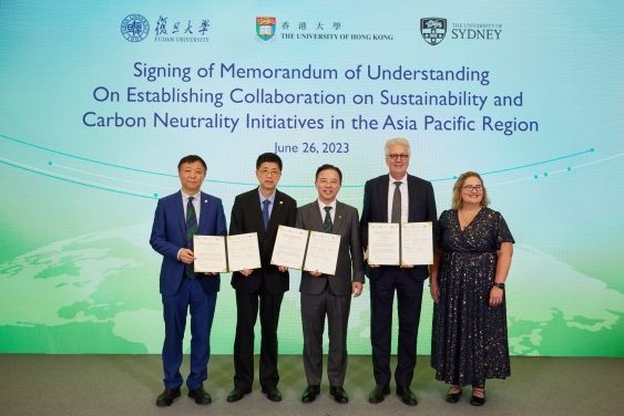 (From left) Professor Peng Gong, Vice-President (Academic Development) of HKU; Professor Lei Xu, Vice-President of Fudan U; Professor Xiang Zhang, President and Vice-Chancellor of HKU; Professor Mark Scott, Vice-Chancellor and President of U of Sydney; and Professor Kathy Belov, Vice-President (Global and Research Engagement) of U of Sydney