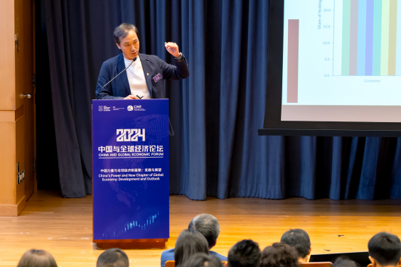 Professor Chen LIN, Associate Dean (Research and Knowledge Exchange) of HKU Business School, Chair of Finance, delivers a keynote speech.